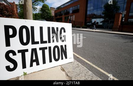 Londres, Royaume-Uni. 5th mai 2022. (220505) -- LONDRES, le 5 mai 2022 (Xinhua) -- Un homme passe devant un bureau de vote à Londres, en Grande-Bretagne, le 5 mai 2022. Les bureaux de vote de toute la Grande-Bretagne ont ouvert leurs portes au début de jeudi alors que les électeurs se sont rendus aux élections locales. (Xinhua/Li Ying) Credit: Xinhua/Alay Live News Banque D'Images
