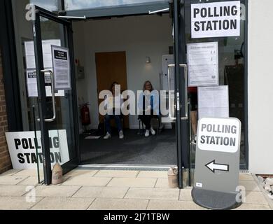 Londres, Royaume-Uni. 5th mai 2022. (220505) -- LONDRES, le 5 mai 2022 (Xinhua) -- les gens restent à l'intérieur d'un bureau de vote pour des élections locales à Londres, en Grande-Bretagne, le 5 mai 2022. Les bureaux de vote de toute la Grande-Bretagne ont ouvert leurs portes au début de jeudi alors que les électeurs se sont rendus aux élections locales. (Xinhua/Li Ying) Credit: Xinhua/Alay Live News Banque D'Images