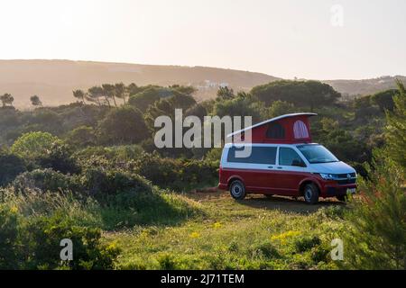 Camionnette de camping dans un vert luxuriant à Praia da Ingrina, sur la côte de l'Algarve, au sud du Portugal Banque D'Images