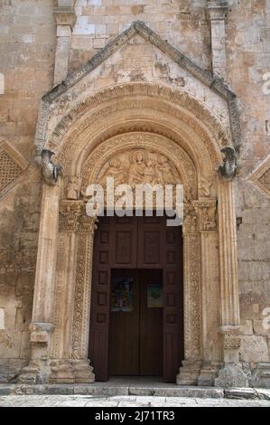 Entrée à l'église Santa Maria Maggiore à Monte Sant'Angelo Apulia, Italie Banque D'Images