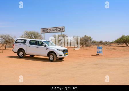 Un panneau indiquant le Tropic de Capricorne (près de Rehoboth) sur la route B1 de Windhoek à Mariental, Namibie, Afrique du Sud-Ouest Banque D'Images