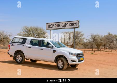 Un panneau indiquant le Tropic de Capricorne (près de Rehoboth) sur la route B1 de Windhoek à Mariental, Namibie, Afrique du Sud-Ouest Banque D'Images