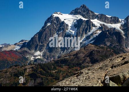 WA21514-00...WASHINGTON - Mont Shuksan vu de Herman Pass dans la région sauvage de Mount Baker. Banque D'Images