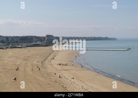 Météo au Royaume-Uni, Margate, Kent: Un sort chaud a commencé et la plage et le Lido d'eau salée à Margate sont prêts pour les visiteurs, avec des températures prévues pour atteindre 20c demain. Le soleil, le ciel bleu clair et l'eau calme attirent déjà des gens de tous âges à la plage. Anna Watson/Alay Live News Banque D'Images