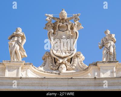 Marmorskulptur, Heiligenstatuen und paepstliches Wappen, Petersdom, Vatikan, ROM, Italien Banque D'Images