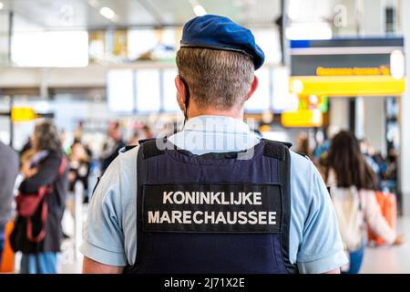 2022-05-01 09:21:47 AMSTERDAM 01-05-2022. Les voyageurs devraient prendre des temps d'attente plus longs à Schiphol pendant les vacances de mai et d'été, selon les informations de l'aéroport. Le syndicat FNV prédit même le chaos à l'aéroport, car il y a des centaines de postes vacants aux comptoirs d'enregistrement, de sécurité et dans le sous-sol des bagages qui ne peuvent pas être remplis. Le Royal Netherlands Marechaussee, en charge du contrôle des passeports, souffre également d'un taux d'absentéisme élevé dû à la corona. FNV s'attend même à ce que Schiphol annule les vols. ©ANP/Hollandse-Hoogte/ Owen O'Brien pays-bas Out - belgique Out Banque D'Images