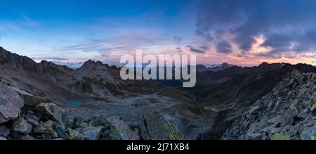 Abendstimmung mit Vollmond vom Chilchhorn beim Nufenenpass, Kanton Tessin, Suisse Banque D'Images