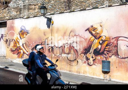 Garçon, violon artiste de rue murale par l'artiste Raul Ruiz.par le muraliste espagnol El Nino, Realejo, Grenade, Andalousie, Espagne Banque D'Images