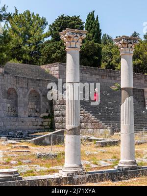 Tourisme dans les escaliers, ruines avec colonnes, ancien temple, Asklepieion, Kos, Dodécanèse, Grèce Banque D'Images