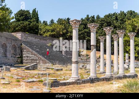 Tourisme dans les escaliers, ruines avec colonnes, ancien temple, Asklepieion, Kos, Dodécanèse, Grèce Banque D'Images