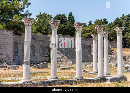 Tourisme dans les escaliers, ruines avec colonnes, ancien temple, Asklepieion, Kos, Dodécanèse, Grèce Banque D'Images