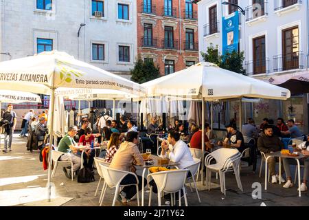 Clients les clients peuvent profiter de la terrasse extérieure du café de la Picatería - Mercado San Agustín - marché de St Agustin. Grenade, Andalousie, Espagne Banque D'Images