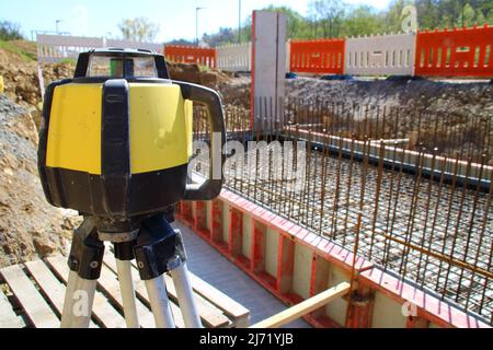 Dispositif de nivellement permettant de déterminer la hauteur sur un chantier de construction avec un flou d'arrière-plan planifié Banque D'Images