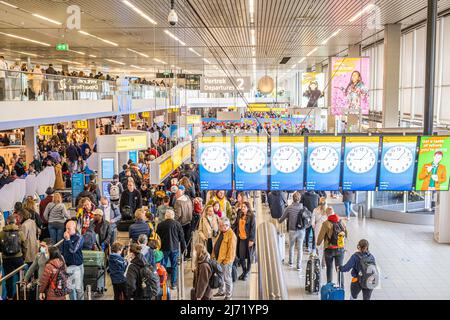 2022-05-01 09:06:16 AMSTERDAM 01-05-2022. Schiphol n'a pas réussi à limiter le nombre de voyageurs à l'aéroport dimanche, comme prévu, afin de soulager la charge de travail du personnel. Il est donc conseillé aux voyageurs de prendre en compte les grandes foules et d'arriver à l'aéroport le plus tôt possible. ©ANP/Hollandse-Hoogte/ Owen O'Brien pays-bas Out - belgique Out Banque D'Images