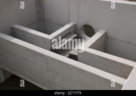 Entrée dans un nouveau clarificateur primaire dans une usine de traitement des eaux usées Banque D'Images