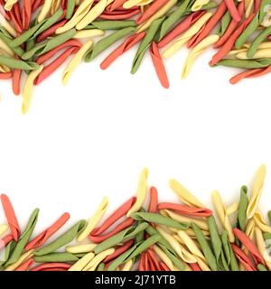 Fusilli pulgiesi tricolore pâtes gastronomiques résumé fond. Coloration aux épinards, aux tomates et à la semoule. Concept alimentaire italien sain. Sur blanc avec copie Banque D'Images