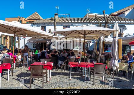 Restaurant El Mirador à Grenade. Sièges en plein air à l'ambiance décontractée, tapas et plats de style familial. Andalousie, Espagne Banque D'Images