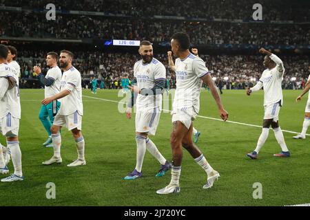 Karim Benzema (Real), 4 MAI 2022 - football : Benzema et les joueurs de l'équipe célèbrent après avoir remporté la finale de la Ligue des champions de l'UEFA demi-finale 2nd jambe match entre le Real Madrid CF 3-1 Manchester City FC à l'Estadio Santiago Bernabeu à Madrid, Espagne. (Photo de Mutsu Kawamori/AFLO) Banque D'Images