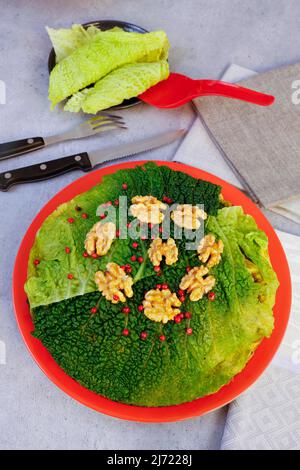 Sueddeutsche Kueche, Wirsing-Torte mit Pfannkuchen und Karamellisierten Walnuessen, rote Pfefferkoerner, Dekoration, Servietten, Besteck, Messer Banque D'Images