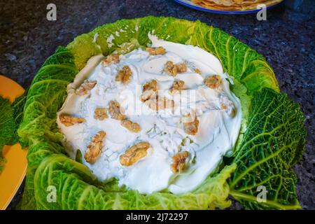 Sueddeutsche Kueche, Zubereitung Wirsing-Torte mit Pfannkuchen, Wirsingblaetter mit Schmand, crème fraiche, Sauerrahm und Karamellisierten Banque D'Images