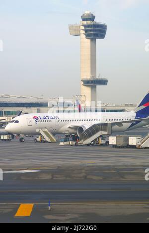 NEW YORK -6 MARS 2022 - Un Boeing 787-8 dreamliner de la compagnie aérienne latino-américaine LATAM (LA) à l'aéroport international John F. Kennedy (JFK) nea Banque D'Images