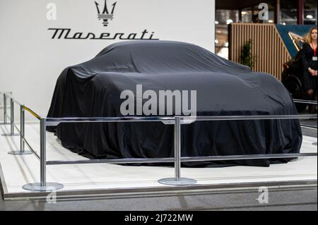 Riga, Lettonie, le 29 avril 2022 : présentation du bolide italien blanc Maserati MC20 à AUTO 2022 Banque D'Images