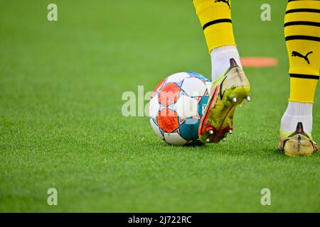 Detail, Fussballerbeine, Fussballerstiefel Borussia Dortmund BVB, treten gegen Spielball adidas Derbystar, Allianz Arena, Muenchen, Bayern, Allemagne Banque D'Images