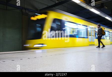 U-Bahn Einfahrende, Hauptbahnhof, Stuttgart, Bade-Wurtemberg, Allemagne Banque D'Images