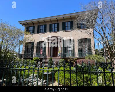 Savannah, Géorgie, États-Unis - 27 mars 2022 : façade du Andrew Low House Museum, situé près de Lafayette Square dans le quartier historique. Banque D'Images