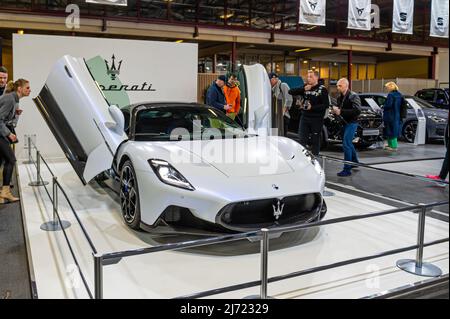 Riga, Lettonie, le 29 avril 2022 : présentation du bolide italien blanc Maserati MC20 à AUTO 2022 Banque D'Images