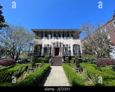 Savannah, Géorgie, États-Unis - 27 mars 2022 : façade du Andrew Low House Museum, situé près de Lafayette Square dans le quartier historique. Banque D'Images