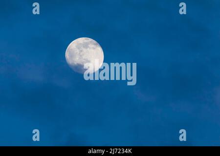 Vollmond und Wolken in der Abenddaemmerung, Suisse Banque D'Images