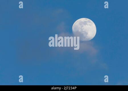 Vollmond und Wolken in der Abenddaemmerung, Suisse Banque D'Images