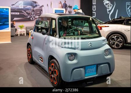 Riga, Lettonie, 29 avril 2022: Citroen ami électrique petite voiture ev fun cube sur roues première à un salon de l'automobile, modèle 2022 Banque D'Images