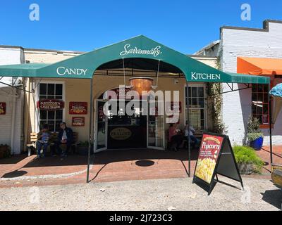 Savannah, Géorgie, États-Unis - 27 mars 2022 : la Savannah Candy Kitchen, vue au centre-ville de City Market. Banque D'Images