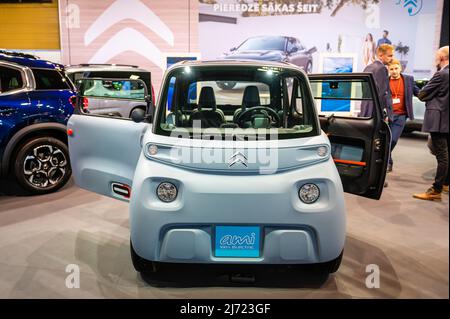 Riga, Lettonie, 29 avril 2022: Citroen ami électrique petite voiture ev fun cube sur roues première à un salon de l'automobile, modèle 2022 Banque D'Images