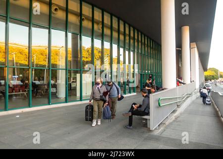 Touristes personnes avec des valises bagages dans le visage masques marchant à la sortie de la Plaza de Armas gare routière à Séville, Espagne Banque D'Images