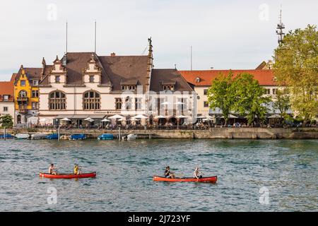 Kanuten auf dem Seerhein vor Constantizer Wirtshaus, Konstanz, Bodensee, Baden-Wuerttemberg, Allemagne Banque D'Images