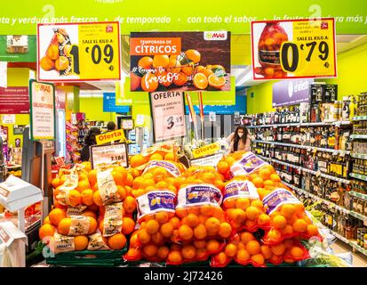 ) Gammes avec des étiquettes de prix dans le supermarché MAS Seville Espagne Banque D'Images