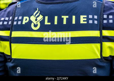 2022-05-04 19:53:06 LA HAYE 04-05-2022. Un officier de police en uniforme près du Mallieveld à la Haye. La police souffre d'une pénurie de personnel. Cela pourrait mettre en danger la sécurité des pays-Bas. Pour s'assurer que les nouveaux officiers sont recrutés plus rapidement et que la formation est plus conforme à la pratique, l'académie de police a raccourci sa formation d'un an. ©ANP/Hollandse-Hoogte/ Owen O'Brien pays-bas Out - belgique Out Banque D'Images