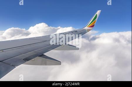 Addis Ababa, Ethiopie - 07 mai 2019: Vue depuis la fenêtre passager de l'avion commercial Boeing 737 de compagnies aériennes éthiopiennes, nuages sur ciel bleu visible und Banque D'Images