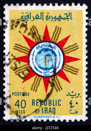 IRAK - VERS 1959 : un timbre imprimé en Irak montre l'emblème de la République, vers 1959 Banque D'Images