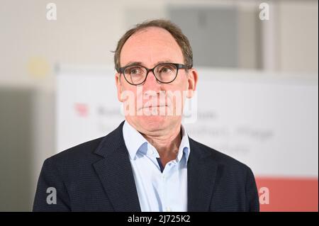 Vienne, Autriche. 5th mai 2022. Conférence de presse Wohnschirm (Living Screen), une nouvelle offre du Ministère des Affaires sociales pour la sécurisation du logement avec Johannes Rauch (les verts), Ministre des Affaires sociales. Cela a été offert depuis le début de l'année Ministère des Affaires sociales dans toute l'Autriche avec le 'WOHNSCHIRM'. Des conseils et un soutien financier pour les dettes locatives ont été fournis pendant la pandémie de corona Banque D'Images