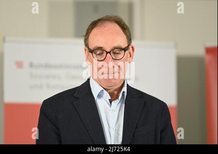 Vienne, Autriche. 5th mai 2022. Conférence de presse Wohnschirm (Living Screen), une nouvelle offre du Ministère des Affaires sociales pour la sécurisation du logement avec Johannes Rauch (les verts), Ministre des Affaires sociales. Cela a été offert depuis le début de l'année Ministère des Affaires sociales dans toute l'Autriche avec le 'WOHNSCHIRM'. Des conseils et un soutien financier pour les dettes locatives ont été fournis pendant la pandémie de corona Banque D'Images