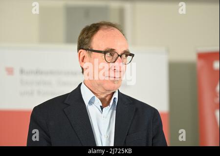 Vienne, Autriche. 5th mai 2022. Conférence de presse Wohnschirm (Living Screen), une nouvelle offre du Ministère des Affaires sociales pour la sécurisation du logement avec Johannes Rauch (les verts), Ministre des Affaires sociales. Cela a été offert depuis le début de l'année Ministère des Affaires sociales dans toute l'Autriche avec le 'WOHNSCHIRM'. Des conseils et un soutien financier pour les dettes locatives ont été fournis pendant la pandémie de corona Banque D'Images