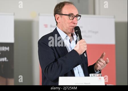 Vienne, Autriche. 5th mai 2022. Conférence de presse Wohnschirm (Living Screen), une nouvelle offre du Ministère des Affaires sociales pour la sécurisation du logement avec Johannes Rauch (les verts), Ministre des Affaires sociales. Cela a été offert depuis le début de l'année Ministère des Affaires sociales dans toute l'Autriche avec le 'WOHNSCHIRM'. Des conseils et un soutien financier pour les dettes locatives ont été fournis pendant la pandémie de corona Banque D'Images