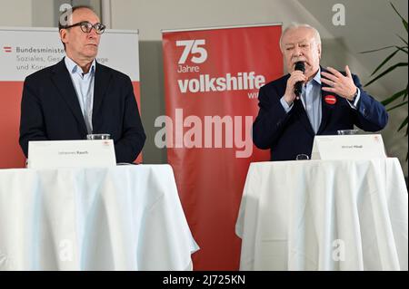 Vienne, Autriche. 5th mai 2022. Conférence de presse Wohnschirm (Living Screen), une nouvelle offre du Ministère des Affaires sociales pour la sécurisation du logement avec Johannes Rauch (L) et Michael Häupl (R). Cela a été offert depuis le début de l'année Ministère des Affaires sociales dans toute l'Autriche avec le 'WOHNSCHIRM'. Des conseils et un soutien financier pour les dettes locatives ont été fournis pendant la pandémie de corona Banque D'Images