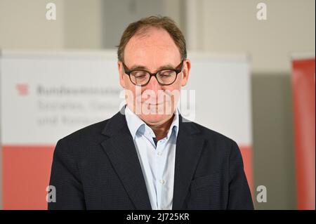 Vienne, Autriche. 5th mai 2022. Conférence de presse Wohnschirm (Living Screen), une nouvelle offre du Ministère des Affaires sociales pour la sécurisation du logement avec Johannes Rauch (les verts), Ministre des Affaires sociales. Cela a été offert depuis le début de l'année Ministère des Affaires sociales dans toute l'Autriche avec le 'WOHNSCHIRM'. Des conseils et un soutien financier pour les dettes locatives ont été fournis pendant la pandémie de corona Banque D'Images