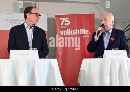 Vienne, Autriche. 5th mai 2022. Conférence de presse Wohnschirm (Living Screen), une nouvelle offre du Ministère des Affaires sociales pour la sécurisation du logement avec Johannes Rauch (L) et Michael Häupl (R). Cela a été offert depuis le début de l'année Ministère des Affaires sociales dans toute l'Autriche avec le 'WOHNSCHIRM'. Des conseils et un soutien financier pour les dettes locatives ont été fournis pendant la pandémie de corona Banque D'Images