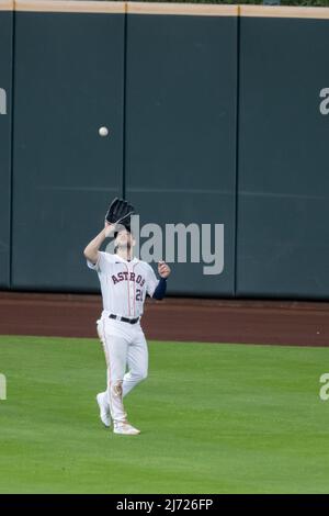 Houston Astros Center Fielder Chas McCormick (20) fait une prise dans le quatrième repas contre les Seattle Mariners, le mercredi 4 mai 2022, à Houston, Banque D'Images